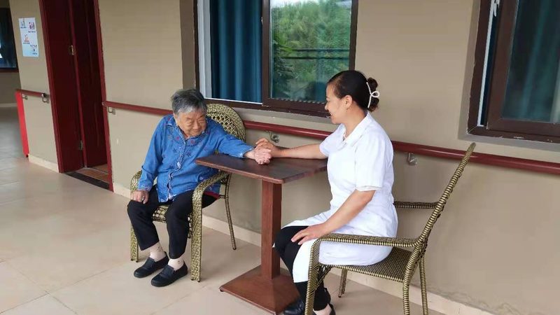 护理床：护理床是医养结合养老公寓中不可或缺的家具。选择护理床时，应关注以下因素：
