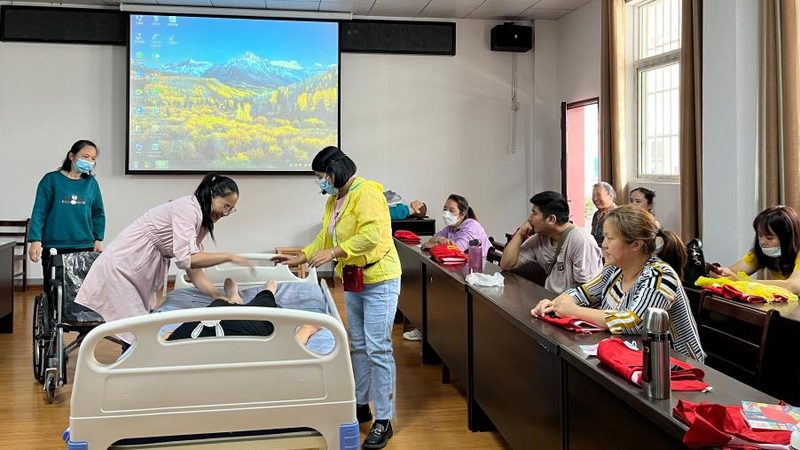 居家养老上门服务：老人分类与收费解析